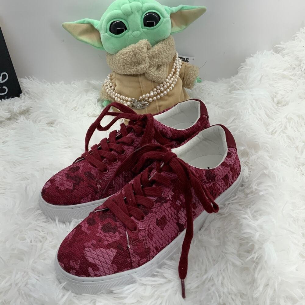 Women Isaac Mizrahi Women's Pink Camo Sneakers 9.5